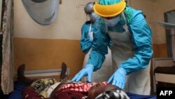 Un médecin soigne un patient en quarantaine, à Kenema, Sierra Leone, le 7 février 2011.