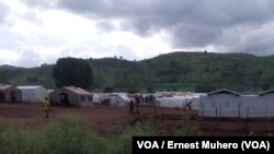 L’entrée du camp de transit pour réfugiés burundais à Kamanyola, dans le Sur-Kivu, RDC, 7 mars 2018. (VOA/Ernest Muhero)