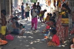 រូបឯកសារ៖ ជន​ក្រីក្រ​អង្គុយ​ខាង​ក្រៅ​រងចាំ​ទទួល​អាហារ​ថ្ងៃ​ត្រង់​ បន្ទាប់​ពី​ព្រះសង្ឃ​ឆាន់​រួច​នៅ​វត្ត​កោះ​ ក្នុង​ក្រុង​ភ្នំពេញ​ ថ្ងៃ​អង្គារ ទី​២៦ ខែ​កញ្ញា ឆ្នាំ​២០១៨។ (ណឹម សុភ័ក្រ្តបញ្ញា/VOA)