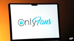 ILUSTRASI - Logo OnlyFans terlihat di monitor komputer di St. Louis, 7 Desember 2023. (Jeff Roberson/AP)