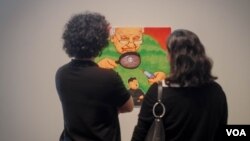 미국인 관람객들이 캘리포니아주 벤추라의 비타 아트 센터에 전시된 송벽 작가의 작품을 구경하고 있다. 