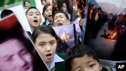 Anak-anak sekolah Tibet di pengasingan di Dharmsala, India memrotes kebijakan pemerintah China yang mendorong aksi bakar diri (foto: 25/3). 