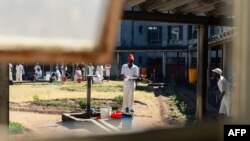 Un détenu nettoie ses ustensiles lors d'une visite à la prison de Chikurubi Maximum par un parlementaire de la santé qui souhaitait avoir une idée des problèmes de santé et du VIH auxquels sont confrontés les détenus, le 13 juin 2019.