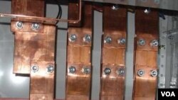 Panel listrik dengan penghantar listrik tembaga yang biasa digunakan untuk sebuah gedung besar (Foto: dok). Para ilmuwan di Australia telah menemukan penghantar listrik dengan ukuran yang jauh lebih kecil.