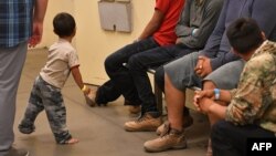 지난 6월 미국 애리조나주 투손의 연방 국토안보부 수용 시설에 이민자들이 대기하고 있다. (자료사진)