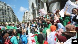 Students take part in a protest seeking the departure of the ruling elite in Algiers, Algeria, April 16, 2019. 