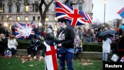 Warga Inggris merayakan "Brexit Day" yang menandari keluarnya Inggris dari Uni Eropa di London, Inggris, 31 Januari 2020. 