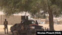 Un véhicule de l'armée nigérienne devant l'école de Bosso dans la région de Diffa, Niger, le 19 avril 2017 (VOA/Nicolas Pinault)