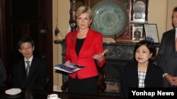 22일 줄리 비숍 호주 외교장관(가운데)이 시드니 서부 스트라스필드 시청에서 열린 탈북자 간담회에 참석했다.