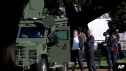 Jaksa Agung William Barr (tengah) berdiri di Lafayette Park di seberang Gedung Putih, sementara para pedemo menggelar unjuk rasa memprotes kematian George Floyd, Washington D.C., 1 Juni 2020.