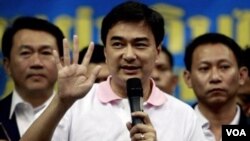 Perdana Menteri Thailand Abhisit Vejjaiva (foto: dok) bertekad menghentikan kekerasan di Thailand selatan.