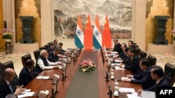 រូបឯកសារ៖ ជំនួបរវាងមេដឹកនាំឥណ្ឌា និងចិនដើម្បីពិភាក្សាលើបញ្ហាព្រំដែន កាលពីថ្ងៃទី២៧ ខែមេសា ឆ្នាំ២០១៨។ 