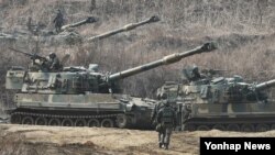 지난해 3월 미-한 연합 키 리졸브 훈련이 진행 중인 가운데, 12일 한국 경기도 파주시의 접경지역에서 한국군 K-55 A1 자주포가 GPS 교란작전을 대비해 방열 훈련을 하고 있다.