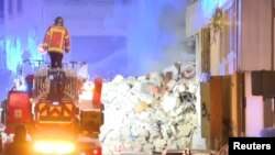 Vatrogasci pored srušene zgrade u Marseju