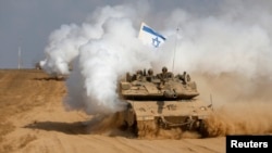 Seorang tentara Israel memberi isyarat dari atas tank setelah melintasi perbatasan kembali ke Israel pada 5 Agustus 2014. (Foto: Reuters)