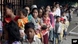 មាតា​ពរ​​ដែល​មក​ពី​តំបន់​ជនបទ​ពរ​កូន​តម្រង់​ជួរ​រង់​ចាំ​នៅ​មន្ទីរពេទ្យ​គន្ធបុប្ផា​ក្នុង​រាជធានី​ភ្នំពេញ​កាល​ពី​ថ្ងៃ​ទី​១១ ខែ​កក្កដា ឆ្នាំ​២០១២។​