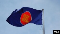 រូបភាពឯកសារ៖ ទង់ជាតិរបស់អាស៊ាន នៅកណ្តាលរាជធានីភ្នំពេញ កាលពីថ្ងៃទី៣១ ខែមីនា ឆ្នាំ២០១៧។ (ហ៊ាន សុជាតា/វីអូអេ)