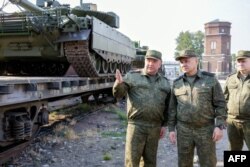 세르게이 쇼이구(가운데) 러시아 국방장관이 지난 17일 옴스크 지역 탱크 공장을 시찰하고 있다. (러시아 국방부 제공)