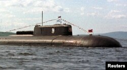 Awak kapal selam nuklir Kursk berbaris di dek kapal dalam gambar file 30 Juni 2000 ini. (Foto: Reuters)