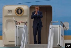 រូបឯកសារ៖ លោក​អតីតប្រធានាធិបតី​បារ៉ាក់ ​អូបាម៉ា ​បោះ​ជើង​ចូល​ទៅ​ក្នុង​យន្ត​ហោះ​ពិសេស ​Air​ Force ​One ​របស់​លោក ​ត្រៀម​ចាក​ចេញ​ពី​ទីក្រុង​វៀងចន្ទន៍ កាលពី​ខែកញ្ញា ឆ្នាំ២០១៦។