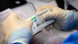 Seorang petugas kesehatan menyiapkan vaksin Sinopharm untuk vaksinasi COVID-19 di Beijing, China (foto: dok).