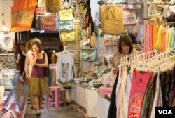 ទិដ្ឋភាព​ផ្សារ​រាត្រី​មួយ​កន្លែងនៅ​ក្រុង​សៀមរាប នៅ​យប់​ថ្ងៃ​ព្រហស្បតិ៍ ទី១៩ ខែ​មីនា ឆ្នាំ២០១៥។ លោកស្រី Michelle Obama ភរិយា​ប្រធានាធិបតី​សហរដ្ឋ​អាមេរិក​ត្រូវ​រំពឹង​ថា​នឹង​មក​ដល់​ទី​ក្រុង​ទេសចរណ៍​នេះ​នៅ​យប់​ថ្ងៃ​សុក្រ​ ដោយ​លោកស្រី​នឹង​ក្លាយ​ជា​ភរិយា​ប្រធានាធិបតី​កំពុង​កាន់​តំណែង​ទី​មួយ​ដែល​បំពេញ​ទស្សនកិច្ច​នៅ​កម្ពុជា។ (នៅ ពៅលក្ខិណា/VOA)