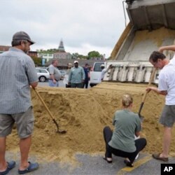 Des habitants d'Annapolis, dans le Maryland, érigeant une digue