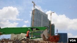 ទិដ្ឋភាព​នៃ​ការលូតលាស់​ផ្នែក​សំណង់​ក្នុង​ក្រុងភ្នំពេញ​ ប្រទេសកម្ពុជា ថ្ងៃទី៣ ខែ​សីហា ឆ្នាំ​២០១៧។​ (រ៉ាវី សុភារ័ត្ន/VOA)