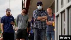 Warga AS yang kehilangan pekerjaan akibat Covid-19 antre untuk mendaftar tunjangan pengangguran di Fayetteville, Arkansas (foto: dok). 