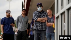 រូបឯកសារ៖ ពលរដ្ឋអាមេរិកាំងដែលបានបាត់បង់ការងារ ឈររង់ចាំចូលសុំពាក្យទទួលជំនួយពីរដ្ឋក្រោយពីបាត់បង់ការងារ នៅទីក្រុង Fayetteville រដ្ឋ Arkansas កាលពីថ្ងៃទី៦ ខែមេសា ឆ្នាំ២០២០។