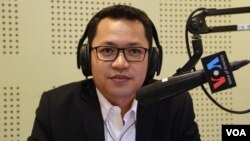 លោក ឡុង គឹម ឃន ស្ថាបនិកនិងប្រធានអង្គការ​សភាយុវជនខ្មែរ ចូល​រួម​​ពិភាក្សា​អំពី​​ «វប្បធម៌នៃការប្រើប្រាស់មុខតំណែងសាធារណៈ​សម្រាប់ប្រយោជន៍ឯកជននៅកម្ពុជា» នៅ​ក្នុង​កម្មវិធី​វិទ្យុ Hello VOA ​នៅ​ក្នុង​បន្ទប់​ផ្សាយ​ VOA ភ្នំពេញ កាល​ពីថ្ងៃ​ព្រហស្បតិ៍​ទី​៣១ ខែ​មីនា ឆ្នាំ​២០១៦។ (លឹម សុធី/VOA)