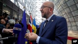 PM Belgia Charles Michel berbicara kepada media saat tiba di KTT EU di Brussels hari Sabtu, 29 April 2017 (foto: AP Photo/Olivier Math's)
