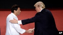Philippines President Rodrigo Duterte, left, shakes hands with U.S. President Donald Trump during an ASEAN Summit, in Manila, Philippines, Nov. 13, 2017. 