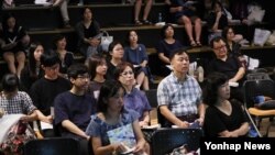 지난 8일 서울 중구 시민청에서 열린 서울시립대학교 입시카페 참가 수험생과 학부모들이 입학사정관 설명을 듣고 있다.