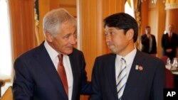 척 헤이글 미국 국방장관(왼쪽)과 오노데라 이쓰노리 일본 국방장관이 지난해 8월 브루나이에서 양자회담을 가졌다. (자료사진)