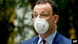 Menteri Kesehatan Jerman Jens Spahn memberikan konferensi pers di Berlin (12/5). 