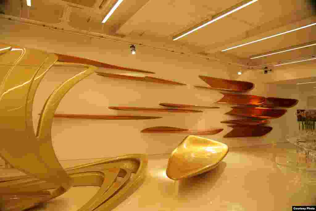 វិចិត្រ​សាល​របស់​លោក​ស្រី​ Zaha Hadid នៅ​ក្នុង​ទីក្រុង​ឡុងដ៍​ នៅ​ថ្ងៃ​ទី​៩​ ខែ​តុលា​ ឆ្នាំ​២០១៤។​ (Photo by Nhean Socheat/The Sleuk Rith Institute/DC-Cam)