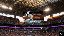 Players stand during a tribute to Kobe and Gianna Bryant and other victims of a helicopter crash before the NFL Super Bowl 54 football game between the San Francisco 49ers and Kansas City Chiefs, at Hard Rock Staqdium in Miami, Florida, Feb. 2, 2020.