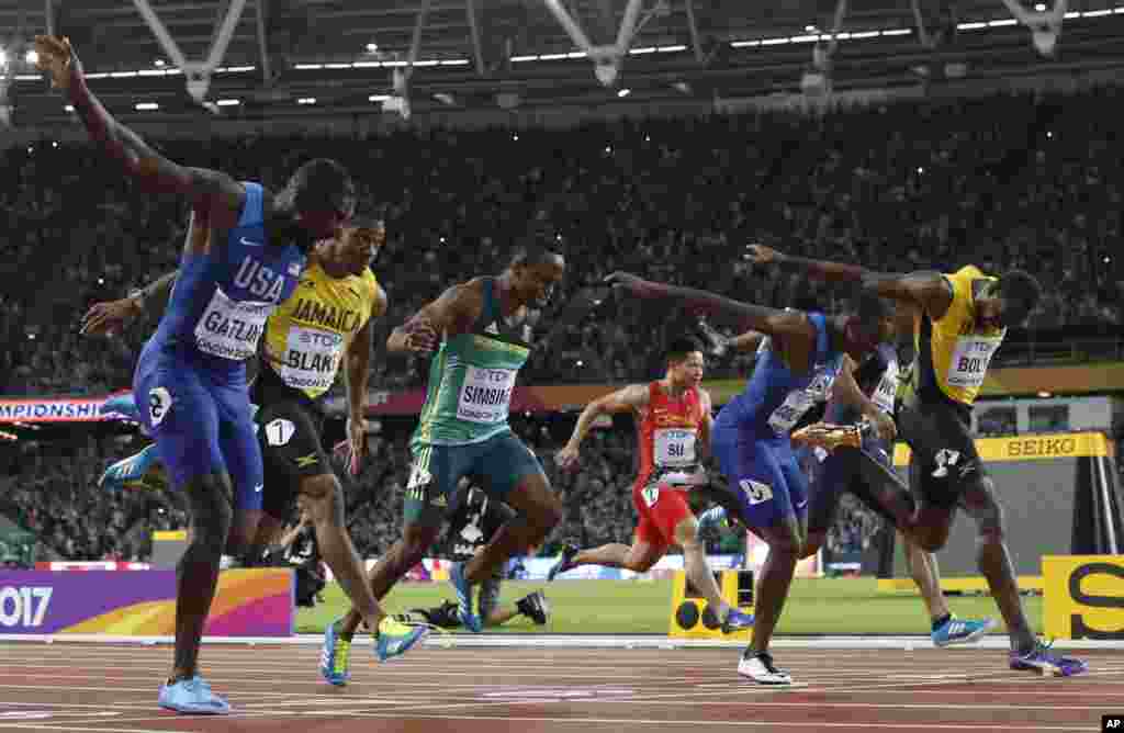 Justin Gatlin, à gauche, gagne la médaille d&#39;or, suivi de Christian Coleman, argent, Usain Bolt, bronze, lors de la finale des 100 mètres au championnat du monde de Londres, le 5 août 2017.