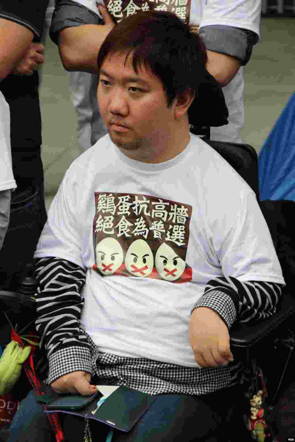 泛民发起&ldquo;鸡蛋抗高墙，绝食为普选&rdquo;的绝食行动(美国之音海彦拍摄)