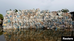 Tumpukan sampah plastik di sebuah pabrik daur ulang ilegal di Jenjarom, Kuala Langat, Malaysia (foto: dok). 