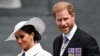 Pangeran Harry dan istrinya Meghan, Duchess of Sussex, di London, Inggris, 3 Juni 2022. (Foto: REUTERS/Dylan Martinez)