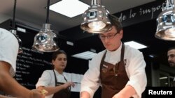 Le chef basque Andoni Aduriz dans son restaurant, le Mugaritz ipres de San Sebastian en Espagne, en 2012.