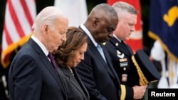 Пред почетокот на церемонијата, Бајден, придружуван од потпретседателката Камала Харис и секретарот за одбрана Лојд Остин, положи венец на Споменикот на незнајниот војник