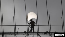 រូបឯកសារ៖ ​កម្មករ​សំណង់​ម្នាក់កំពុងធ្វើការ​លើអគារមួយ​ នៅ​រាជធានី​ភ្នំពេញ​ កាល​ពី​ថ្ងៃទី​៩ ខែ​មីនា​ ឆ្នាំ​២០១៦។​ 