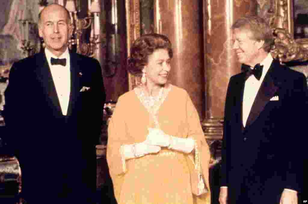 U.S. President Jimmy Carter, right, and Britain&#39;s Queen Elizabeth II are photographed with French President Valery Giscard d&#39;Estaing, at Buckingham Palace in London, May 1977.