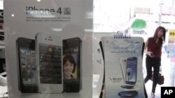 Iklan produk Samsung Galaxy S III dan iPhone dari Apple di toko di Seoul, Korea Selatan. (Foto: AP)