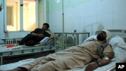 បុគ្គលិក​អង្គការ​ដោះមីន HALO Trust ដែល​បាន​រងរបួស ត្រូវបាន​ព្យាបាល​នៅ​មន្ទីរពេទ្យ​មួយ​នៅ​ខេត្ត Baghlan ភាគខាងជើង​ប្រទេស​អាហ្វហ្គានីស្ថាន នៅ​ថ្ងៃពុធ​ទី៩ ខែមិថុនា ឆ្នាំ២០២១។