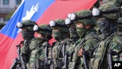 资料照：台湾旗帜与台湾国军士兵