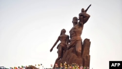 세네갈 수도에 세워진 '아프리카 르네상스 동상'. 북한 만수대 창작사가 만들었다.